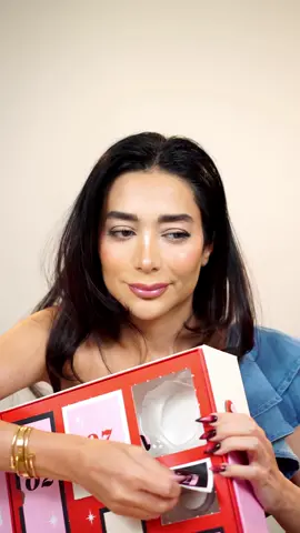 LOOK AWAY NOW if you don’t want to know what’s inside 💅 @SHEGLAM  #sheglamadventcalendar 