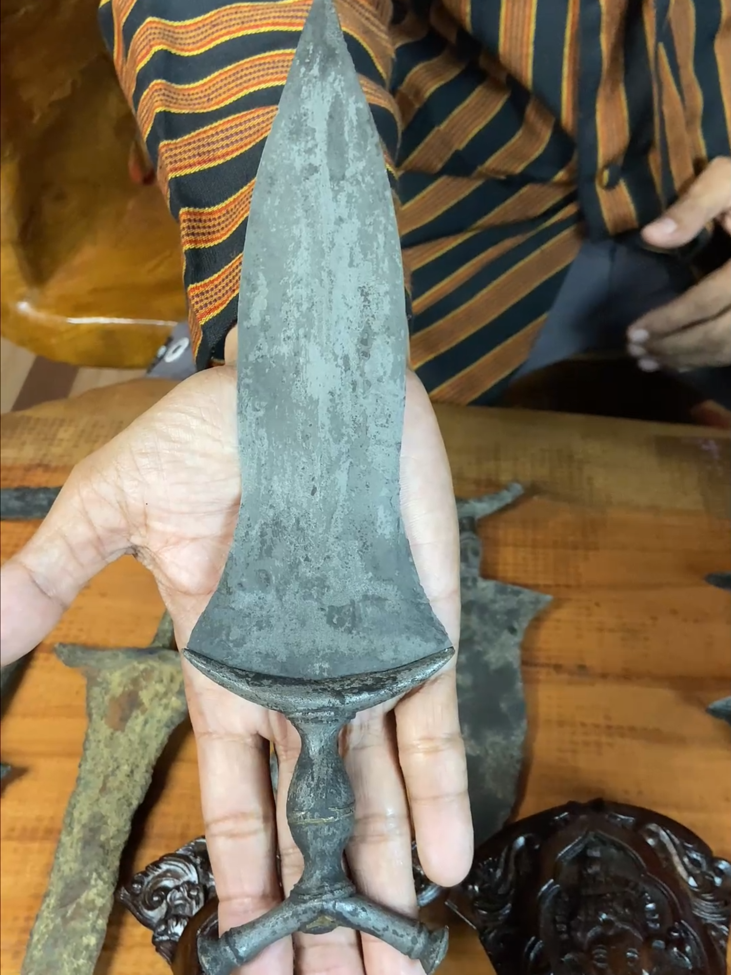Kadga, ditemukan di sungai Musi dengan keadaan masih utuh... Koleksi Warung Antik... #warungantik #keris #kerispusaka #pusakaindonesia #budaya #budayajawa #kerispusakaindonesia #kerisnusantara #kerismataram #kerisantik #keristuban #kerisraksasa #budayaindonesia #ethnic #pusaka #pusakanusantara #history #etnik #kuno #antik #majapahit #sriwijaya #medang #kerajaanmedang #medangkamulan #bethok #kadga