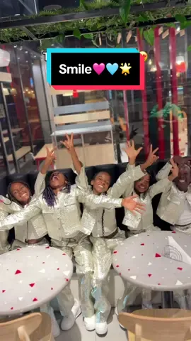You’re not fully dressed without a smile! How cute is this?😃🩷🩵🌟 Outfit by @kwadwo_man  #afrostarkidsacademy