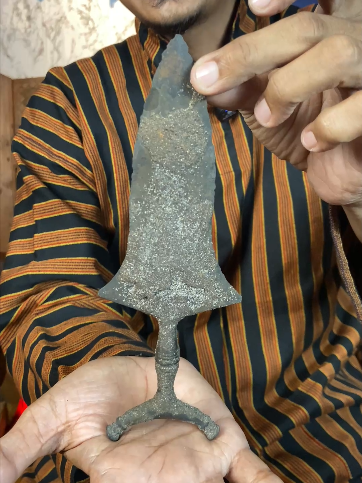 Bentuk kadga yang belum dibersihkan, dengan ukuran yang sedikit lebih kecil, temuan dari sungai Musi, koleksi Warung Antik... #warungantik #keris #kerispusaka #pusakaindonesia #budaya #budayajawa #kerispusakaindonesia #kerisnusantara #kerismataram #kerisantik #keristuban #kerisraksasa #budayaindonesia #ethnic #pusaka #pusakanusantara #history #etnik #kuno #antik #majapahit #sriwijaya #medang #kerajaanmedang #medangkamulan #bethok #kadga