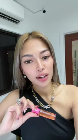 MAGIC POTION SERUM with 24k edible gold by CC GLAM & BEAUTY 🌷 if you don’t like glossy effect you can damp tissue on your lips to get soft matte effect and long lasting na ang pink stain💄 ✅Highly pigmented  🌸Longlasting  🌀Bendable  😻Moisturizing  💄Lip & cheeks  💋Remove chapped lips and dry lips  ☘️All natural ingredients  👱🏻‍♀️Super fresh natural look  🌟The color will change depends on your ph level and temperature  🐘Cruelty free and 100% safe paraben free  For sure you will fall involve with this product , Super safe for kids, pregnant and lactating mommies .🥰 Magic Potion Roll on 💎ORDER NOW, SHIP TOMORROW