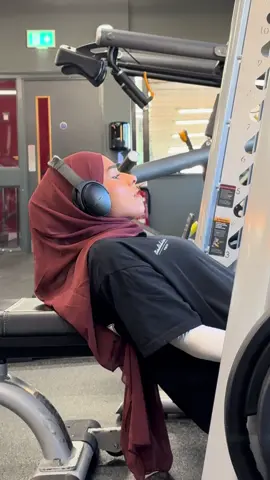 posterior workout (back, glutes, hamstrings) 🤍 let's goooo I don't usually do a posterior workout within my program but I missed a session last week so had to mish mash and I did this workout instead • kettlebell single leg rdl (legs were SHAKING bro) • incline rows (this was a personal best woo) • smith machine hip thrusts • neutral grip pull down (this was a drop set) • face pulls • leg curl w ball (this one is such a burner) emjoyed this session soo much!  wearing all @VQ FIT  #gymgirl #backday #glutesworkout #GymTok #FitTok 