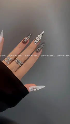 Nói gì nữa với em rắn bạc này nữa, quá sang #nailboxthietke #nailboxxuhuong #Junlynailbox 