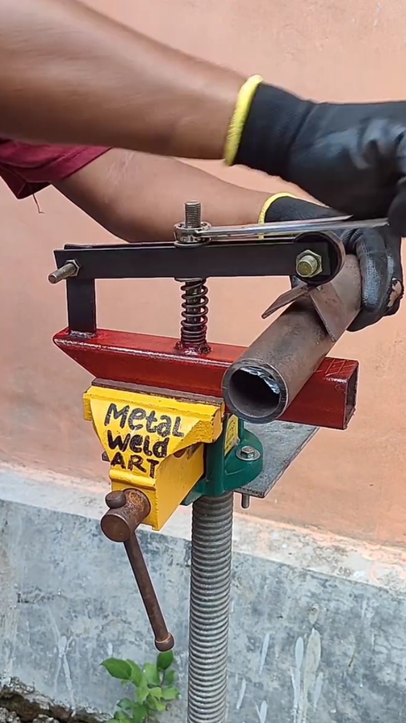 best homemade tool for a pipe clamp  #metal  #welding  #art  #tool  #diyproject #creative #metalworking #weldernation #welder #fabrication #DIY #diyproject #weldingart #usa_tiktok #weldingtools #metalwork #fyp #weldinglife #weldingschool #weldingtiktok #technique 