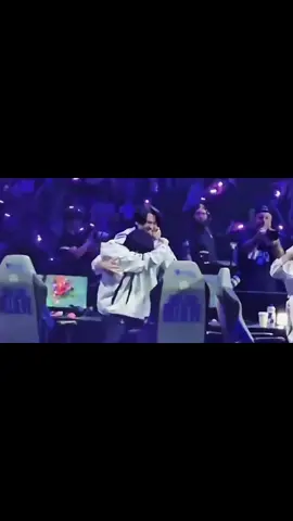 Ôm thôi chưa đủ, còn phải gục đầu vào lòng bạn xong dụi dụi nữa cơ 🥹🥹🥹 Đến lúc sau cả team ôm nhau vẫn còn dựa vào lòng bạn 😭 #T1 #worlds2024 #guria #guke #fypシ #xuhuong 