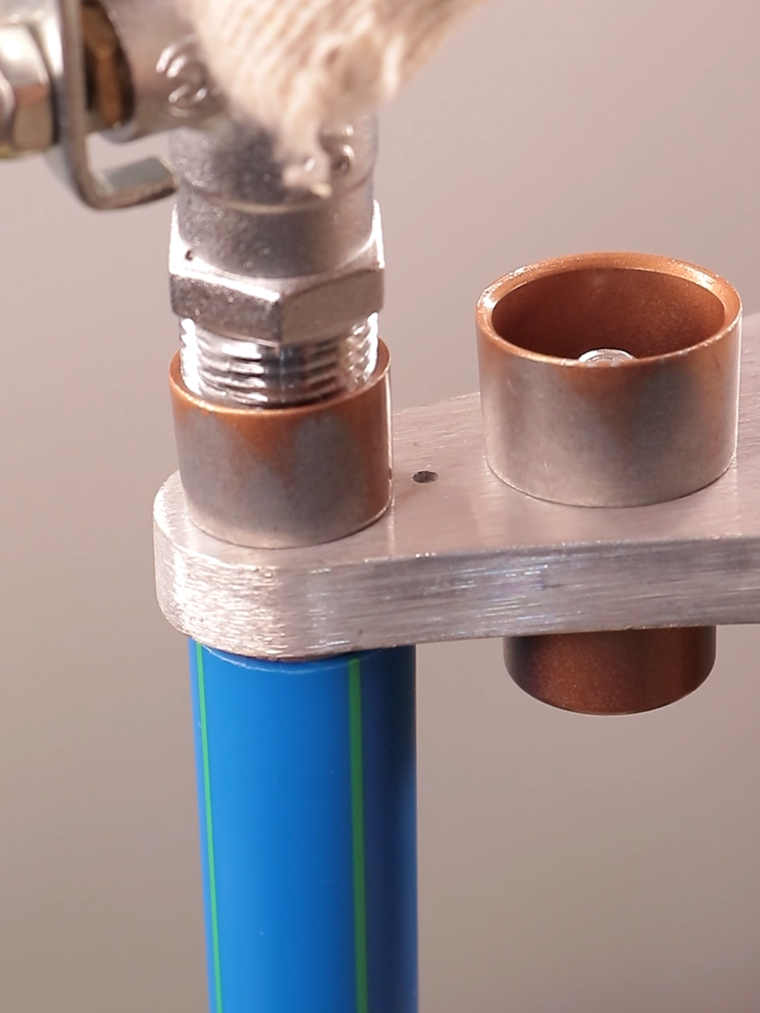 Be sure to remember this tip. How to connect a faucet to a plastic pipe without a special adapter #shorts