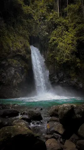 Ada yang tau lokasi air terjun ini ?? 