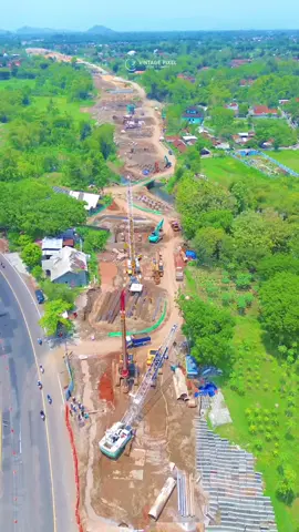 UPDATE…⚠️ Progres pembangunan Jalan Tol Jogja - Solo sudah memasuki perempatan Kronggahan Kira kira proyek Tol Jogja - Solo selesai tahun berapa ya? 📍Perempatan Kronggahan #tol #jalantol #jogja #jogjakarta #jogjaku #jogjaistimewa #yogyakarta #yogyakartaistimewa