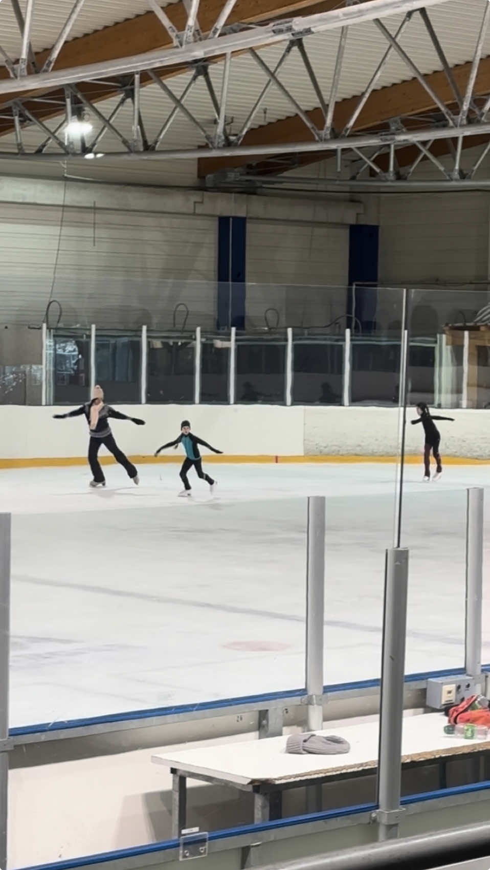Ende November 2023 hatten wir Probetraining beim TSV Nürnberg, da wir zu unserer jetzigen Trainerin wechseln wollten. Unsere Mom hat schon länger damit geliebäugelt, aber den letzen Ruck hat unser Papa noch gebraucht, da es ja auch einiges an Organisation bedarf die 100km einfach zu pendeln. Aber mit unserer Fahrgemeinschaft klappt das super, und wir sind so glücklich endlich diesen Schritt gewagt zu haben. Nach 7 Jahren on ice kam für uns nur noch aufhören oder wechseln in Frage. #figureskating #vereinsport #eiskunstlaufen #skatingonice