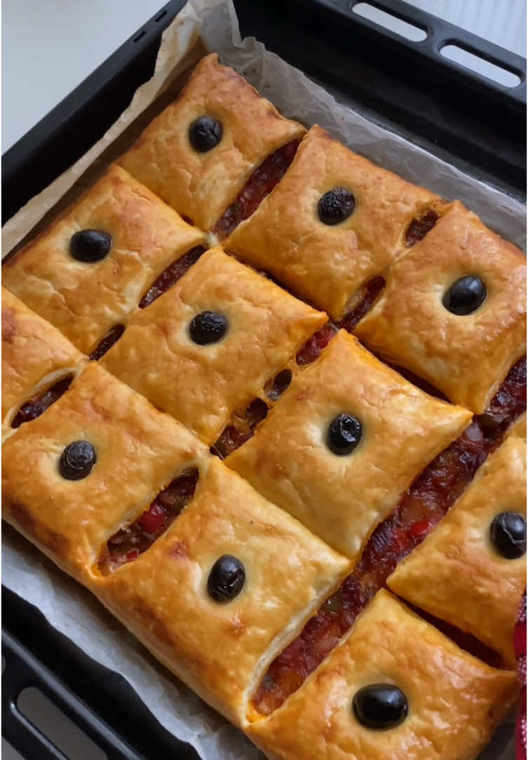 🍉Ingrédients: -Huile -2 oignons  -2 poivrons  -1 tomate fraîche râpée  -1 gousse d’ail  -1càs de concentré de tomates  -Sel, poivre noir, paprika, une pincée de sucre, thym  -2 pâtes feuilletées  -1 œuf -Olives  •Cuisson: environ 30min à 180 degrés  #ideerecette #recettefacile #recetterapide #recettesimple #cuisinefacile #recetteavecpatefeuilletee #cuisinefacile #cuisinetiktok #tiktokcooks #cooking #yummy #foodies #foodontiktok #tiktokkitchen #recettes #recipies #pourtoipage #foyoupage #frypgシ #explore #exploremore #viral_video #viralvideos #explorerpage #CapCut 
