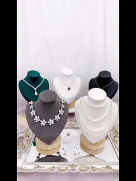 Cổ manocanh đế gỗ size nhỏ cho shop trang sức decor tiệm ạ. Size nhỏ xinh, cao 17,5cm phù hợp dây mảnh nhỏ như bạc hay titan nhé#hopdungtrangsuc #giatreotrangsuc #rubyhouse68 #Temghigia #hopdungdaychuyen #hopdungnhan #khaydungtrangsuc #giatrunggiay #khaydungtrangsuc #khaydungmatkinh 