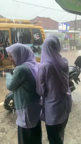 aku kira ujan ujanan terkakhir waktu kecil tpi nyatanya kita sma aja masih bisa ujan ujanan bareng wk#hygfyppppppp #hujan #temenkecil 