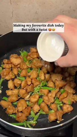 If you’re bored of eating the same kinda Pastas over and over, you should try this one. You guyss gonna love it. 🤩  CHICKEN CHILLI MACARONI  Ingredients: Chicken 1kg Ginger Garlic paste 1.5 tbsp Salt to taste Black pepper 1/2 tsp Eggs 2 Corn flour 2/3 cup Oil for frying  Oil 2 tbsp Chopped Garlic 1 tbsp Fried Chicken Green Chillies 10-12 Vinegar 3 tbsp Soy sauce 3 tbsp Oyster sauce 1/4 cup Tomato ketchup 2/3 cup Salt 2 tsp or to taste Black pepper 1/2 tsp Sugar 2 tsp Boiled Macaroni 2 packs Pans by @klassickitchenware 🤍 . . . Follow @thefoodiefreakfromislamabad for more. . . . #islamabadfoodbloggers #islamabadians #FoodLover #Foodie #foodstylist #foodphotography #instafood #foodporn #lahorefood #karachifood #instamood #foodreview #pakistanifoodbloggers #pakistanifood #chinesefood #streetfood #streetstylefood #pakistanirecipes #macaroni #chickenchillidry #chickenchilli #lunchideas #pasta #pastarecipe 