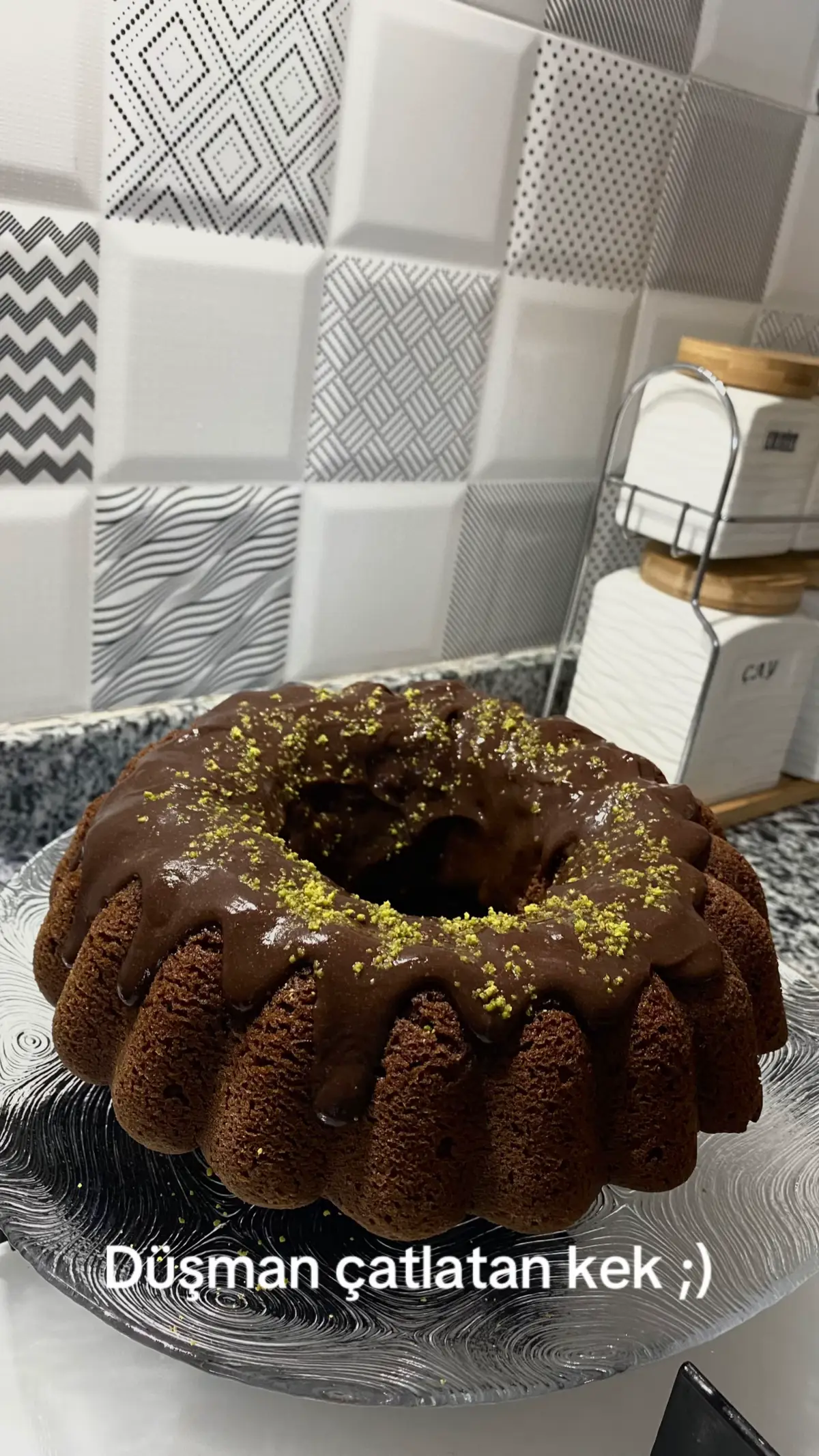 Malzemeler  2 yumurta  1 bardaktan bir parmak az şeker  Yağ Kabartma tozu Şekerli vanilin  Kakao  Un 1 bardaktan bir parmak az süt Yapılışı Yumurta ve şekeri köpük olana kadar çırpıyoruz  Daha sonra yağ , şekerli vanilin , süt ve kabartma tozu ekliyoruz . Yavaş yavaş unumuzu ekliyoruz (ben 2,5 su bardağı ekledim )1 kaşık kakao da ekleyip karıştırıyoruz . Yağladığımız kek kalıbında önceden ısıtılmış fırında 180 derecede pişiriyoruz ( pişip pişmediğini çatalla kontrol edebilirsiniz , her fırının pişirme süresi farklı olduğu için dakika vermiyorum ) Afiyet olsun 🌸 #lezzet #lezzetli #keşfetteyizzz #tarif #food #keşfet #öneçıkar #c 