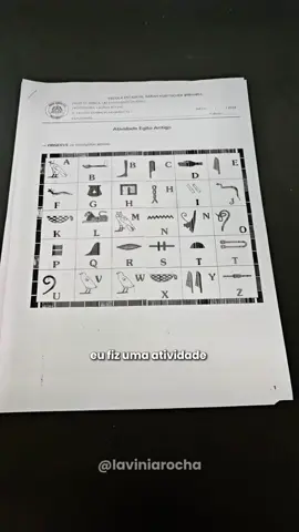 Uma das coisas que mais AMO é ver meus pequerruchos sendo tão criativos e carinhosos! Momentos assim me lembram por que criei a Pedagogia do Entusiasmo para a sala de aula! Afeto gera mais afeto e torna a aprendizagem mais prazerosa ❤ Você encontra o arquivo desta e de outras atividades na pasta que compartilho no nosso grupo de profs do WhatsApp, o link para entrar tá na bio! Descrição: no início do vídeo mostro uma atividade de decifração de hieróglifos. Depois, estou em sala de aula. Sou uma mulher negra de pele clara, com cabelos cacheados, uso óculos e um microfone de cabeça. Estou vestida com uma blusa preta sem mangas #Educacao #Alunos #EgitoAntigo #Professora #Escola #SalaDeAula #MetodologiasAtivas #HistoriaDaAfrica #LaviniaRocha