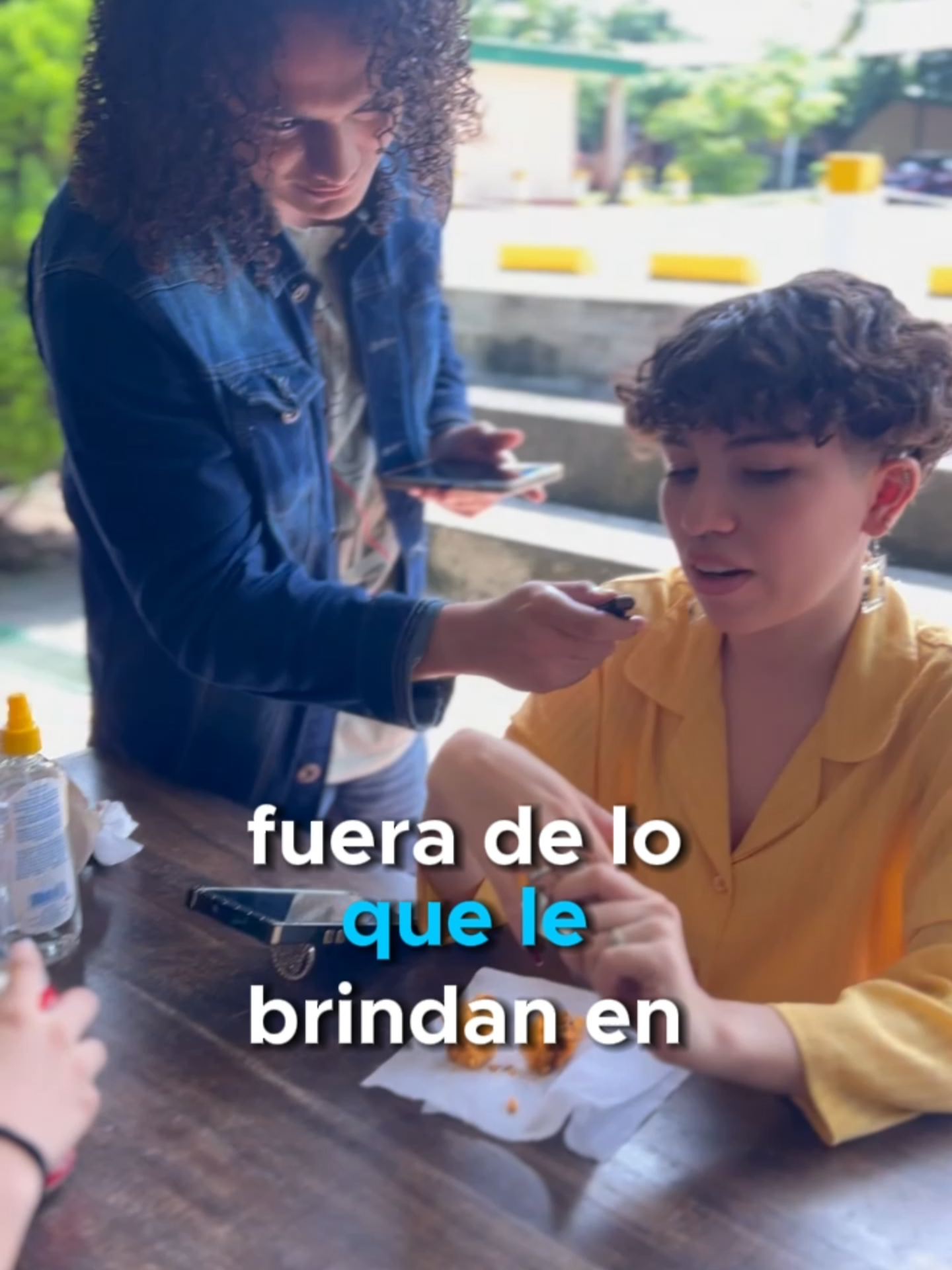 ¡Atento, que llegan los Paparazzi Univalle! 📸 Estamos explorando y descubriendo más sobre nuestros estudiantes y el ambiente educativo en el que se encuentran, con estas entrevistas inesperadas con algunas risas y sorpresas de por medio. 😜 ¡Deberías estar preparado! Podrías ser el siguiente... 👀