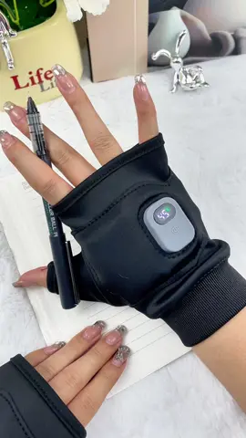 We should protect our hands well in winter.#gloves #heatdgloves #tiktokmademebuyit #tiktokshop #TikTokPromote 