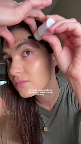 Perfect eyebrows in literal seconds 🙌🏼