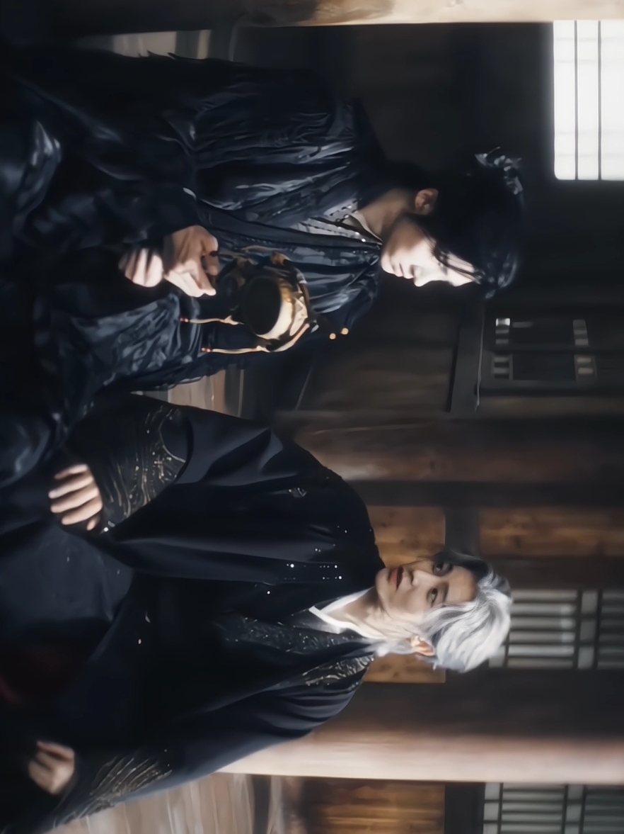 Liat LiZhou jadi inget gojo satoru x geto suguru(satosugu). kisahnya mirip. Li Lun cuma pengen kebebasan buat para siluman, geto pun sama pengen kebebasan untuk para penyihir dari kurungan. cuma caranya aja yang salah. gojo maupun Zhu Yan ga pernah bisa nyalahin temen baiknya, yang ada malah nyalahin diri sendiri. kenapa ada kisah satosugu cabang mainland weh, hatiku potek lagi💔💔 Title: The Story of Mystics -> Fangs Of Fortune Genres: Romance, Xuanhuan, Fantasy Episodes: 34 EPS Airs: 26 OCTOBER 2024 Network: iQiyi #大梦归离 #FangsOfFortune #HouMinghao #Yanan #chinadrama #foryou #fyp