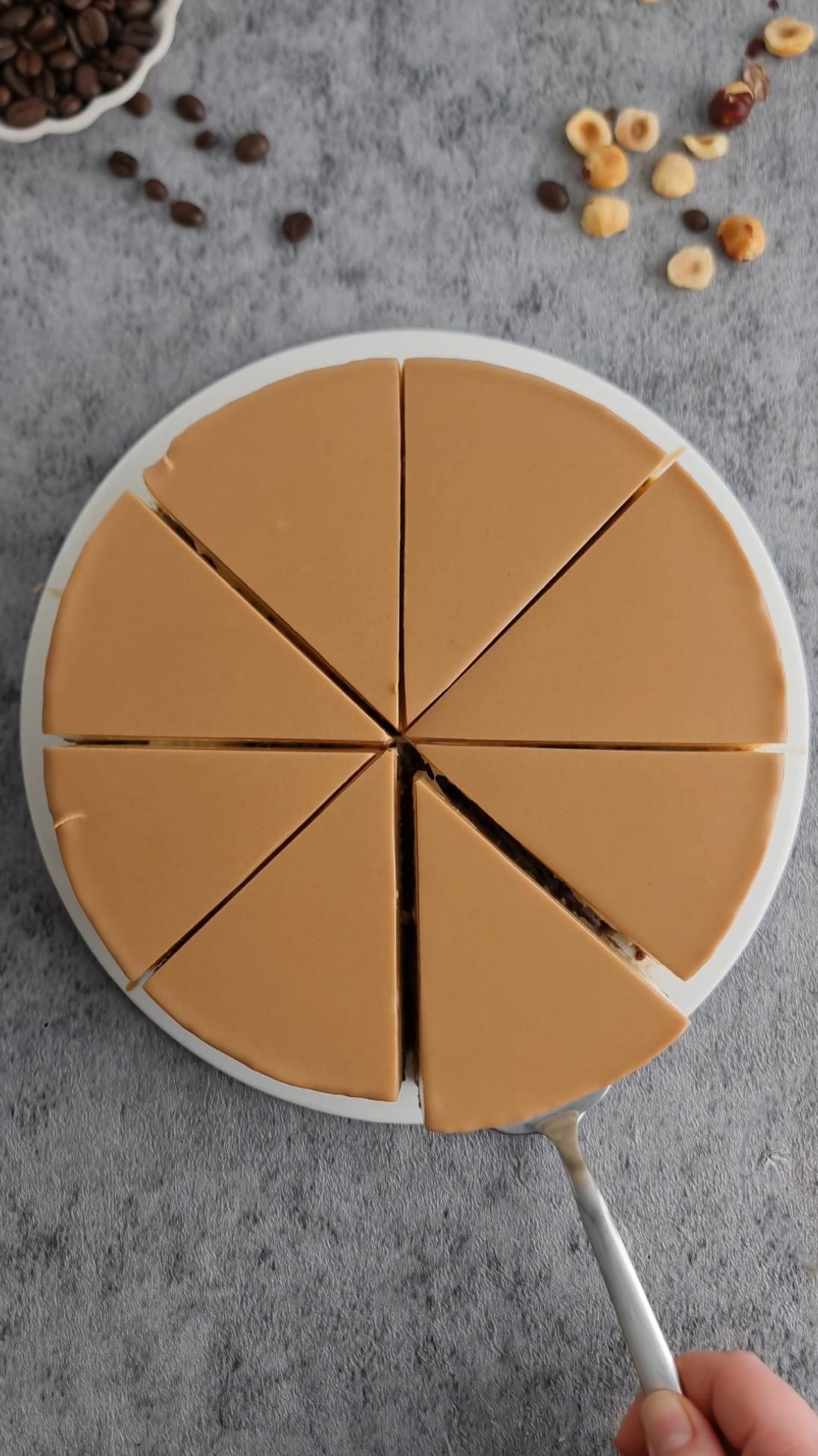 Tiramisu lait et noisette  Pour imbiber les boudoirs : 200g de lait  10g de café soluble  Pour la crème : 5 jaunes d’oeufs 80g de sucre  500g de mascarpone  300g de crème entière froide  Pâte à tartiner aux noisettes  Fouetter les jaunes d'œufs avec le sucre sur un bain-marie jusqu’à ce que le mélange devienne mousseux  Laisser refroidir puis ajouter le mascarpone et Fouetter  Monter la crème entière froide et incorporer la au mélange œufs mascarpone  🇬🇧 Milk and hazelnut tiramisu  To soak the ladyfingers: 200g milk 10g instant coffee  For the cream: 5 egg yolks 80g sugar  500g mascarpone  300g cold whole cream  Hazelnut spread  Whisk the egg yolks with the sugar in a bain-marie until the mixture becomes frothy  Let cool then add the mascarpone and whisk Whip the cold whole cream and incorporate it into the egg mascarpone mixture