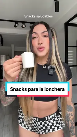 Snacks fáciles para tu lonchera 🙌✨ PRE-WORKOUT  1-2h antes del entrenamiento [entre más copiosa sea la comida espera más tiempo] Incluye carbohidratos de absorción media y rápida idealmente 1g x kg de peso + 1-2 scoops de proteína + una porción de tu grasa saludable preferida [yo uso 15g de crema de almendras o cocoa hazelnut], esto va a ayudar a ralentizar el vaciado gástrico para que no te de hambre en medio del entrenamiento y afecte tu rendimiento Si solo pudiste comer 30 minutos antes del entrenamiento asegúrate que sean carbohidratos de rápida absorción + proteína. De esa forma no colapsa la digestión y tu entrenamiento  POST-WORKOUT Necesitas una porción de carbohidratos de rápida absorción + 1 scoop de proteína. Evita ponerle una cantidad muy grande de grasas porque lo que queremos es que esta comida sea de digestión rápida 🏃‍♀️‍➡️ Cuando tengas apetito sigue con tu próxima principal, en donde vas a incluir todos los macronutrientes 👌  SNACK PARA CUALER MOMENTO DEL DÍA  Siempre a cada comida del día dale un aporte calórico que incluya proteína, así vas a sentir mayor saciedad y vas a mantener de forma constante tus niveles de aminoácidos, esenciales para proteger a los músculos  ¿Por qué apuntarle a la canela? Entre muchos beneficios la canela ayuda a mejorar la sensibilidad a la insulina y puede disminuir los niveles y mejorar el control de la glucosa en sangre después de las comidas. Todo esto va prevenir la diabetes tipo 2, síndrome metabólico y además te asegura energía estable y un metabolismo saludable 🤌 #healthysnacks #snacksaludable #wheyprotein #gym #fitnessmotivation #Fitness #fittips #lawarrior #mealprep #mealprepideas 