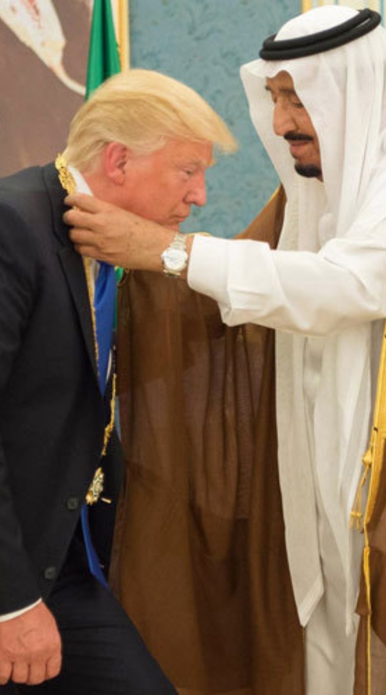 #الملك_سلمان  يقلد #ترامب أرفع #وسام سعودي .#المملكة_العربية_السعودية #عودة_ترانب 