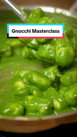 So kriegst du die perfekten Gnocchi hin 🔥🇮🇹 #gnocchi #italienischeküche #pesto  Zutaten für 4 Portionen 1 KG Kartoffeln (Mehligkochend) 300gr Mehl (je nach Kartoffel sogar mehr) 1 Ei 1 TL Salz Achtung: Wenn ihr die Tipps und Tricks im Video nicht beachtet, wird eure Kartoffelmasse zu viel Mehl aufnehmen. Das merkt ihr, wenn nach 300gr Mehl auf 1 kg Kartoffeln die Masse immer noch zu klebrig ist, um sie zu formen.