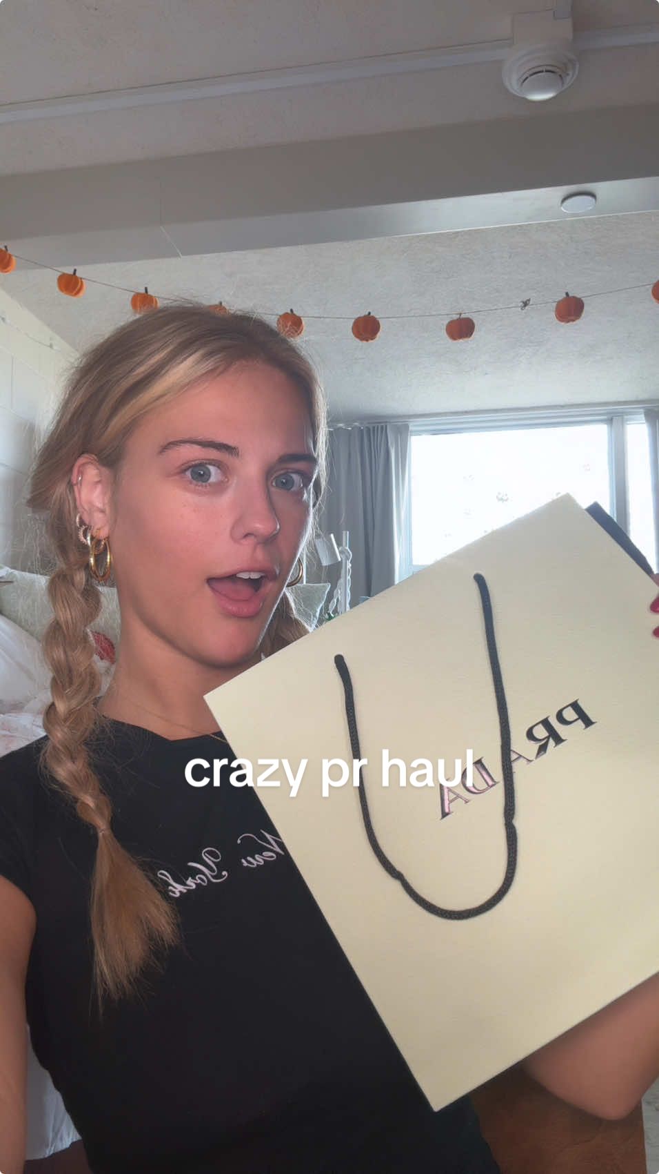 it’s giving early christmas 😭😭🩷🩷 i love you guys sm thank you for making this all possible. im going to be doing a 400k giveaway and it’ll be the best one yet !! @Prada @Murad Skincare @I Dew Care @natriumskinbody 