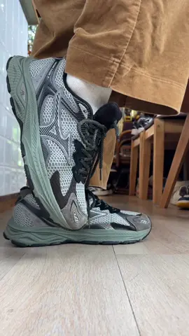 Mizuno Racer S Size: 41 , 8.5us , ยาว 26.5 cm  #size41shoesshine  คู่นี้สภาพสวยสมบูรณ์ สีเท่จัดๆ  Upper ภายนอกสะอาดดูดี ไม่มีขาด ไม่มีซ่อม นวมเดิม ซอฟเบิกใหม่นุ่มเท้า  ใส่กับยีนส์ขึ้นมากๆ พื้นเต็มๆ ยังใช้งานได้อีกยาวๆ  ทำความสะอาดแล้วพร้อมใช้งาน ✅รับประกันของแท้100%✅ ราคา 1,150 บาท (จัดส่ง 60 บาท) ติดตามที่เพจ SHIRT SHINE ig: shirt.shirt.shop #รองเท้ามือสองของแท้สภาพดี #รองเท้ามือสอง #รองเท้าคัดเกรด #รองเท้าแฟชัน #รองเท้าผ้าใบ #รองเท้ามือสองของแท้  #รองเท้าแบรนด์เนมมือสอง  #รองเท้าnike #รองเท้าadidas #รองเท้าหนัง #รองเท้าวิ่ง #รองเท้าsale #รองเท้าแฟชั่นผู้หญิง  #รองเท้าvans #รองเท้าconverse  #รองเท้าแฟชั่น #รองเท้าพร้อมส่ง #รองเท้า #รองเท้าส้นเตี้ย 