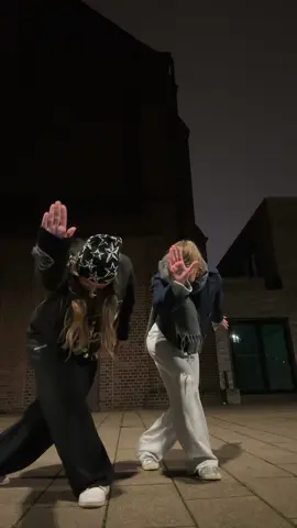 Wait 🙂‍↕️🤚 @frida #wait #theydontloveyou #dance #friends #funny #fyp 