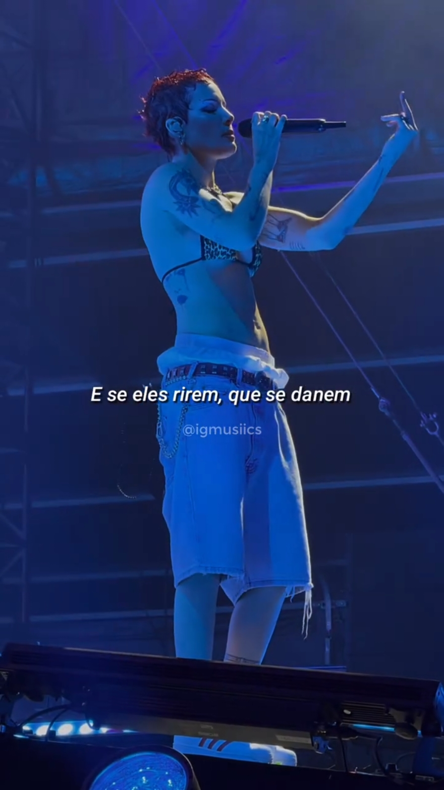 A música 'Without Me' da artista Halsey é um desabafo emocional que explora a dor e a traição em um relacionamento. A letra revela uma narrativa onde a cantora se vê como uma salvadora de seu parceiro, alguém que o encontrou em um momento de vulnerabilidade e o ajudou a se reerguer. Halsey descreve como ela deu suporte ao seu parceiro, enchendo sua 'taça até transbordar' e o mantendo próximo, mesmo temendo deixá-lo sozinho. A repetição do refrão 'Without me' (sem mim) sugere uma ironia amarga, onde ela questiona como o parceiro pensou que poderia viver sem ela, depois de tudo o que ela fez por ele. A música também aborda a ideia de reconhecimento e gratidão, ou a falta dela. Halsey canta sobre colocar o nome do parceiro 'no céu', elevando-o a um patamar alto, mas questiona se ele se sente solitário lá em cima, longe dela. A expressão 'name in the sky' pode ser interpretada como uma metáfora para a fama ou o sucesso que ela ajudou a construir para ele. A artista expressa sua frustração e desapontamento ao perceber que, apesar de todo o seu esforço, o parceiro se aproveitou de sua bondade e amor cego. O final da música traz uma reviravolta, onde Halsey afirma que já sabe o que o parceiro fez, sem que ele precise dizer. Isso indica uma traição ou uma decepção que ela descobriu por terceiros. A pergunta 'tell me how's it feel' (me diga como se sente) é uma provocação direcionada ao parceiro, questionando se ele está satisfeito com as consequências de suas ações. A música, lançada em 2018, é uma das mais pessoais de Halsey e reflete seu estilo musical que frequentemente explora temas de relacionamentos e emoções intensas, misturando elementos do pop, indie e eletrônico. #withoutme #halsey #withoutmehalsey #song #traduçãodemusicas #music #legenda 