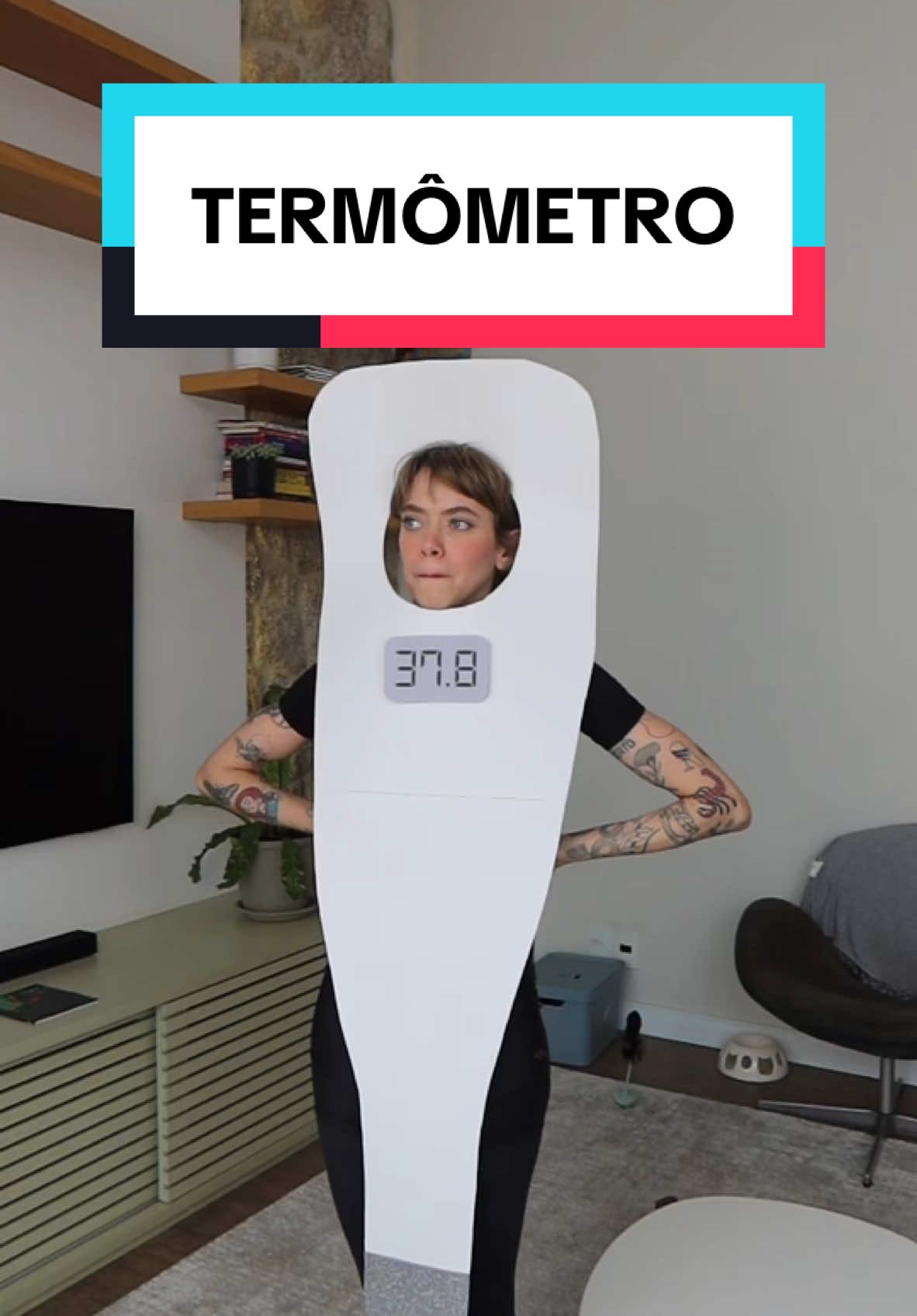 Já agradeceu seu termômetro hoje? 😂 Ele merece, viu? Faz uma dupla ótima com Novalgina! Que age rápido* e controla a febre por mais tempo¹² quando comparado a outros antitérmicos*. Sempre preciso, pontual e tendo que se enfiar em cada lugar insalubre o coitado..  NOVALGINA®️ (dipirona monoidratada). Indicação: analgésico e antitérmico. MS 1.8620.0018. O USO DO MEDICAMENTO PODE TRAZER ALGUNS RISCOS. Leia atentamente a bula. SE PERSISTIREM OS SINTOMAS,   O   MÉDICO DEVERÁ   SER CONSULTADO. MAT-BR-2404811 OUT/24 REF: 1- Bula do medicamento. 2-  Wong A, Sibbald A, Ferrero F, Plager M, Santolaya ME, Escobar AM, et al. Antipyretic effects of dipyrone versus ibuprofen versus acetaminophen in children: results of a multinational, randomized, modified double blind study. Clinical pediatrics. 2001;40(6):313-24 *baseado em estudo comparativo entre dipirona, paracetamol e ibuprofeno.