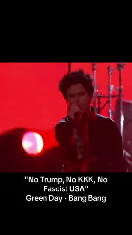 Green Day cantando 