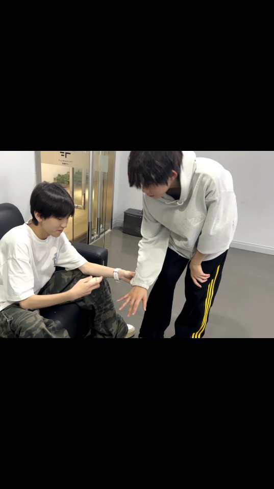 มิตรภาพของเพื่อนดีเสมอ ฉีดูเเล้พื่อนดีมากก 😊💖 #เฉินอี้เหิง #chenyiheng #陈奕恒 #จั่วฉีหาน   #zuoqihan #左奇函  #tffamily_4th_generation  #tffamilygen4 #tf家族 #tf家族练习生🤴🌷  #ฟีดดดシ #fypシ  #CapCut #🌻 