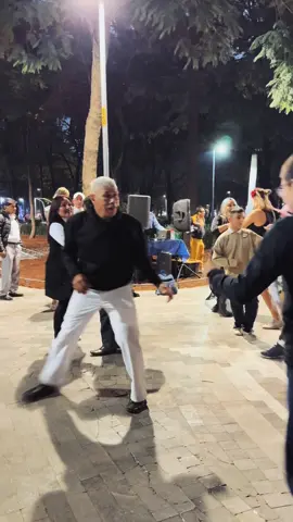 Ojala cuando llegue a esa edad tenga la misma energia para bailar como ese señor. 🥹🫶🏻🇲🇽 #fyp #cdmx #diademuertosmexico 