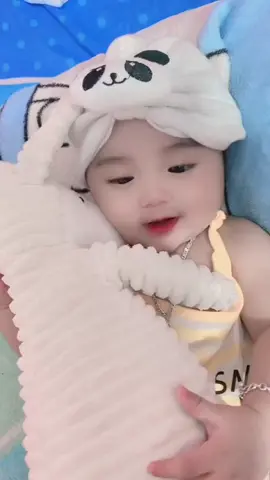 Sáng mai thức dậy , yêu mình , yêu con nhiều hơn một chút . Thay cho từng phút chúng mình yêu nhau 🖤 #meothang4 #mebau #embédễthương #baby 