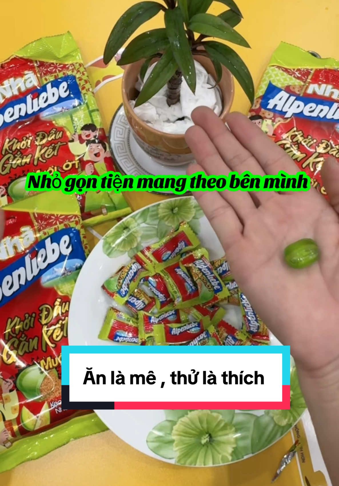 Vui 1 viên , buồn cũng 1 viên , không vui không buồn cũng 1 viên , ngậm bất kỳ đâu mà bạn thích , nhỏ gọn tiện lợi dễ mang theo .Kẹo xoài muối ớt chia sẽ niềm vui đến mọi nhà ##monghoang #monghoangtaphoa #keo #keoxoaimuoiot #keongam #keotraicay #xoai #ancungtiktok #muacungtiktok #salengaydoi1111 #yeuanhvodoi #banhang #muacungtiktok 