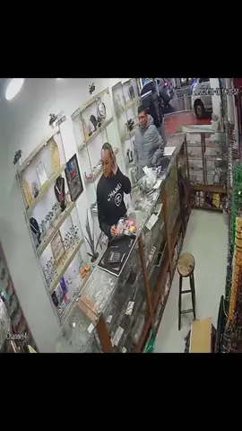 4 supuestos compradores cometen el R0b0 #colombia #bogotá_colombia🇨🇴 #galerias #donaldtrump #bogotacolombia #bogotacolombia #bogotácity #soacha #soachacundinamarca #tolima #huilacolombia🇨🇴 #sanvictorinobogota #medellincolombia #lacadadelosfamososcolombia #fusagasuga #lcdlf2024 #fusagasuga 