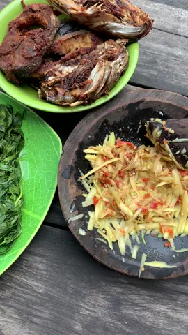 jituh ih balutku andau tuh , balut wadi patin puna mangat nambah kandas mangga ndai jua #masakadayak #masakansimple #masakanrumahan #dayak #dayakfood #dayaktradisional 