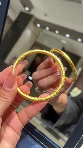 24k gold bangle and chalcedony bangle 🥰🥰which one u like#chowtaiseng #24kgold #999puregold #goldbangles #christmas #goldjewelry 