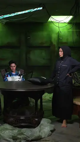 Weii 😨 dah kenapa “Zulin Aziz “ marah-marah sangat tu?! Dato @ALHAALFACOSMETICS & Pakngah buat apa sampai jadi amarah @Zulin Aziz macam tu..haihh apalahh masalah sekarang ni🤬 ……. #alhaalfacosmetics #disebalikmisteri #malamjumaat #podcastseram #mstar #zulinaziz 