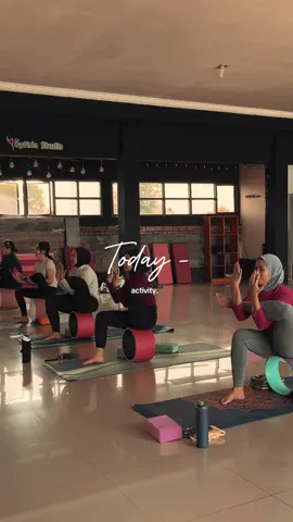 Yoga pake wheel ternyata lebih berasa ya powernya😆 #yoga #yogawheel #studiopurwokerto #optisiastudiopwt 