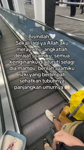 Suami hebatku 🤍🕊️ #masyaallahtabarakkallah #suamiistri #suamiistribahagia #bahagiaitusederhana #bersyukur #fypシ #fyp 