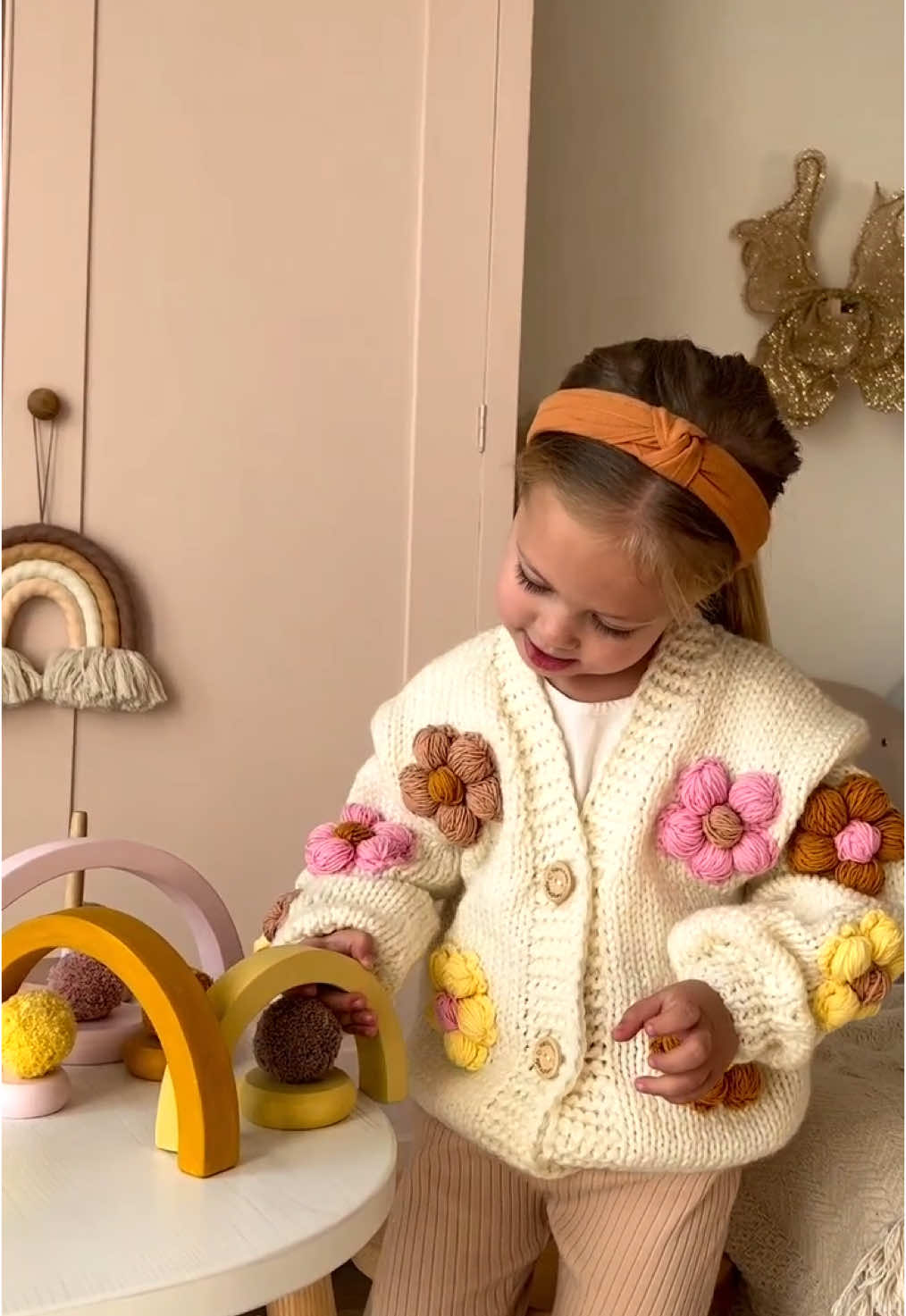 Wow wie schön ist dieser Flower Strickpullover 🫶 Bringe etwas Farbe in den tristen Herbsttag.  Amanda-shop.de #kidsfashion #kidsoutfit #kidsstyle #trendykids #cute #autumn #fyp #viral_video 