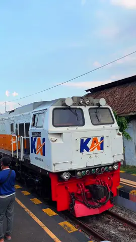 Pnp bilek : “Liat apaan sih”🗿 #fyp #keretaapiindonesia #keretaapi #railfansindonesia #lokomotif #masukberanda #kai #trending 