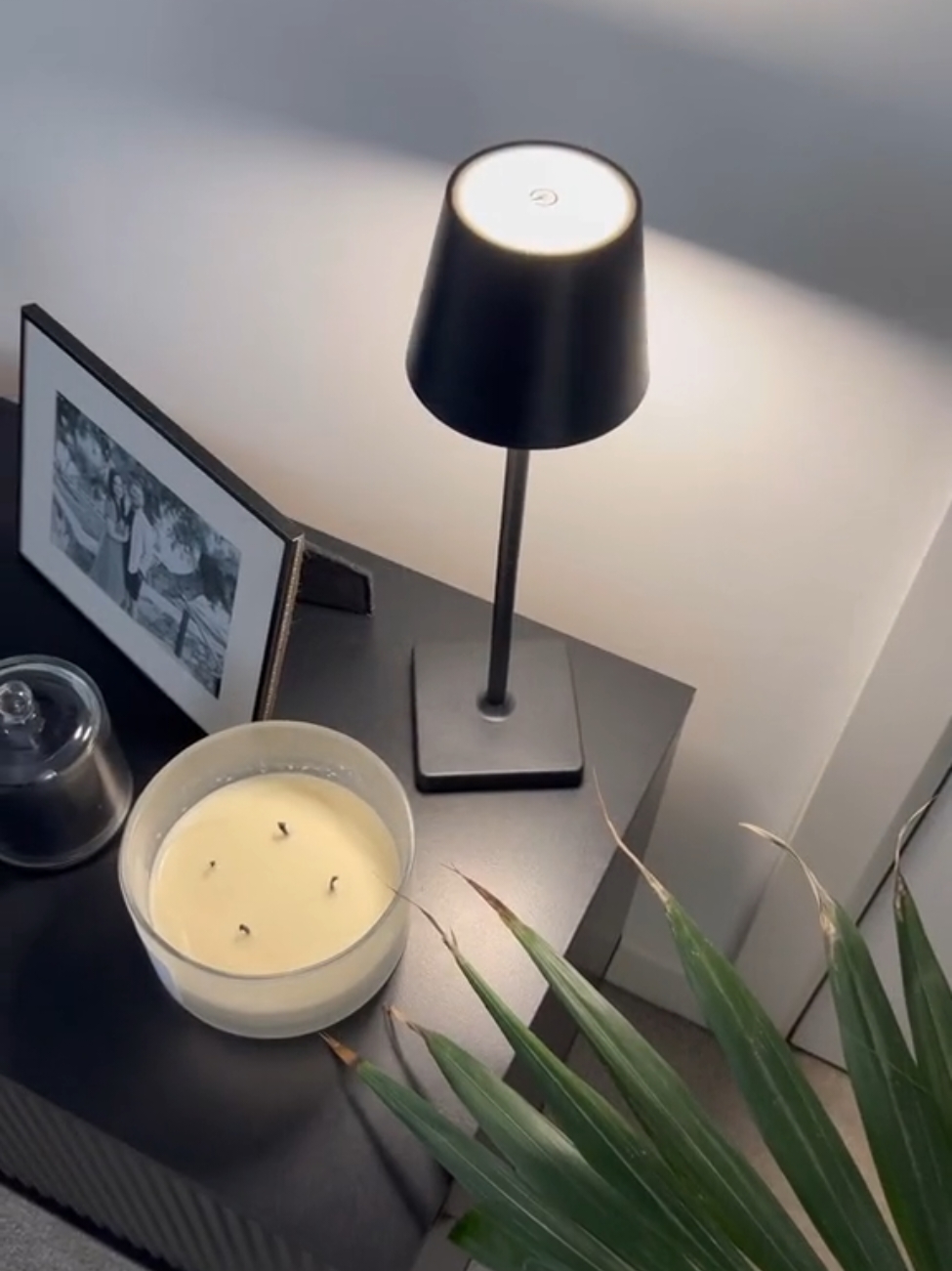 ✅Led Touch bedside lamp*l ✅Has led long life,usb charging ✅ Tactile switch,22 hrs battery ✅ Price 2200 #bedsidelamp  #tiktokkenya  #viralvideos  #goviral 