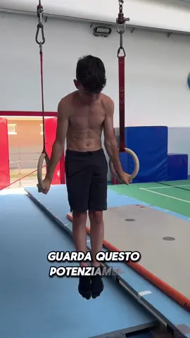 💪 Guarda questo potenziamento agli anelli che ti farà diventare fortissimo! 🚀  Perfetto per costruire forza e stabilità.  Pronto a sfidare te stesso?  Provalo e fammi sapere come va! 👇  #ginnastica #anelli #workout #forza #Fitness 