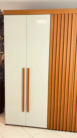 Guarda-Roupa Orion da Moderna Mobília, um verdadeiro ícone de design e funcionalidade. Com sua estrutura em MDF e o charmoso acabamento ripado, ele é a escolha perfeita para quem busca sofisticação e modernidade. 🛏️✨ Além de um visual que está super em alta, o modelo Orion oferece um amplo espaço interno, ideal para organizar suas roupas e acessórios com praticidade.  Ele traz a qualidade que você merece para o seu lar! 🤩 🔸 Dê um toque especial ao seu quarto e descubra como o Guarda-Roupa Orion pode fazer a diferença!  #moveis #design #madeira #modern #mdf #decoracao #guardaroupa #roupeiro #ripado