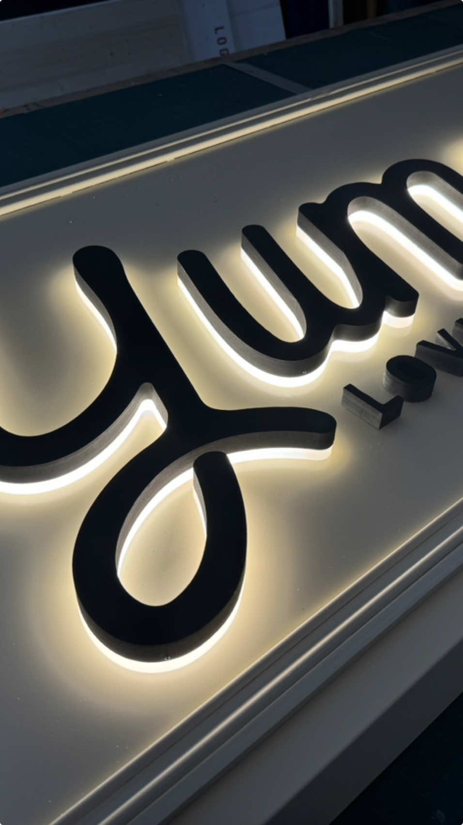 Création et fabrication d’une enseigne lumineuse lettres bloc Led rétro éclairées pour le restaurant Yumma à Toulouse. #enseigne #enseignelumineuse #enseigneled #design #made #logo #letter #3dletters #sign #brunch #ledsign #signled #restaurant #decorationdesign #toulouse #rotulos #montauban #satisfying #fabrication #artisan #artisanat 