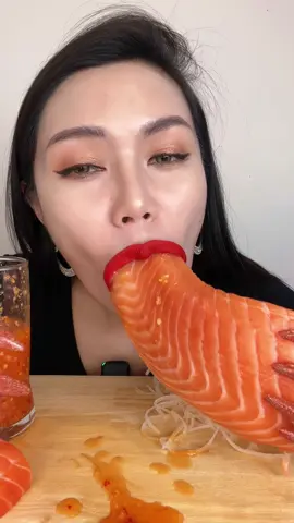 กินปลาแซลมอนชิ้นใหญ่ๆ #เจ้าแม่โยนี #แซลมอน #salmon 